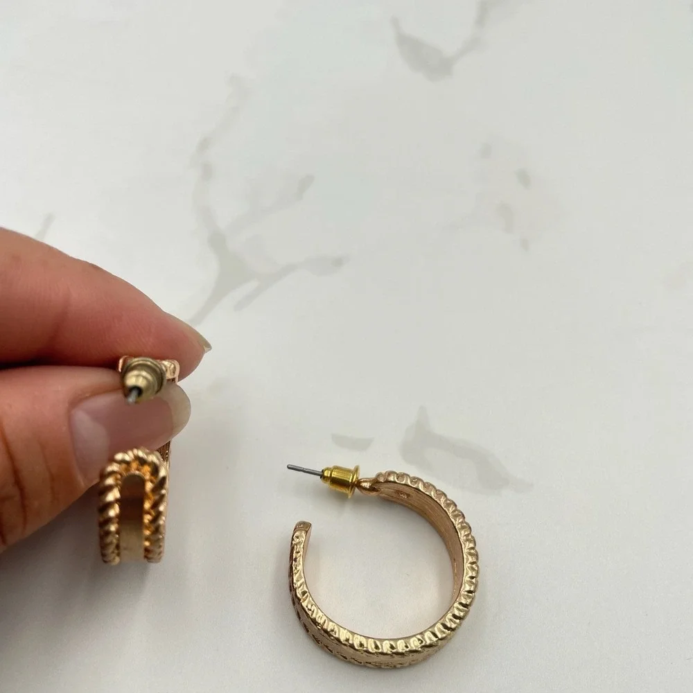 Vintage Gold Tone‎ Wide Hoops Earrings Rope Edge Dome Chunky Post Back Retro 80s